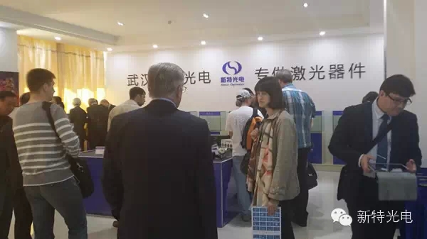 俄罗斯激光代表团对金沙集团888881光电激光配件感到吃惊！