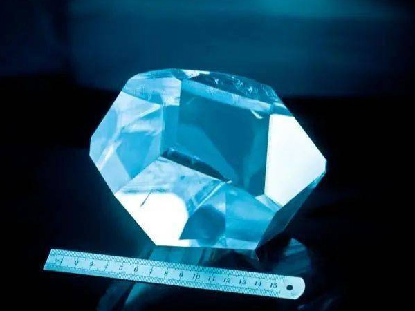 LBO晶体的 10 个基本方面：其特性、应用和制造的详细指南