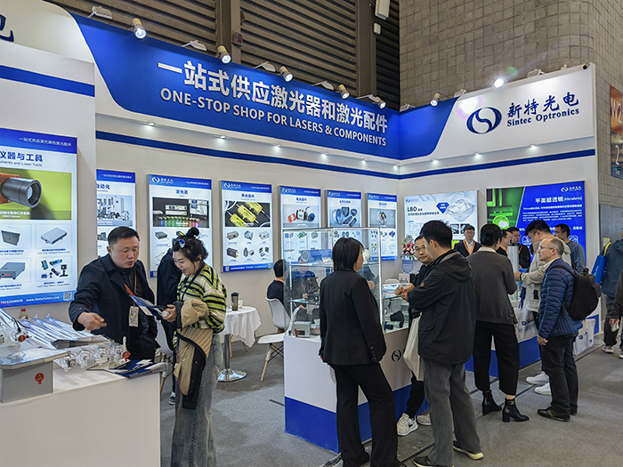 金沙集团888881光电工作人员态度热情、专业、耐心地向观众们讲解产品的性能参数